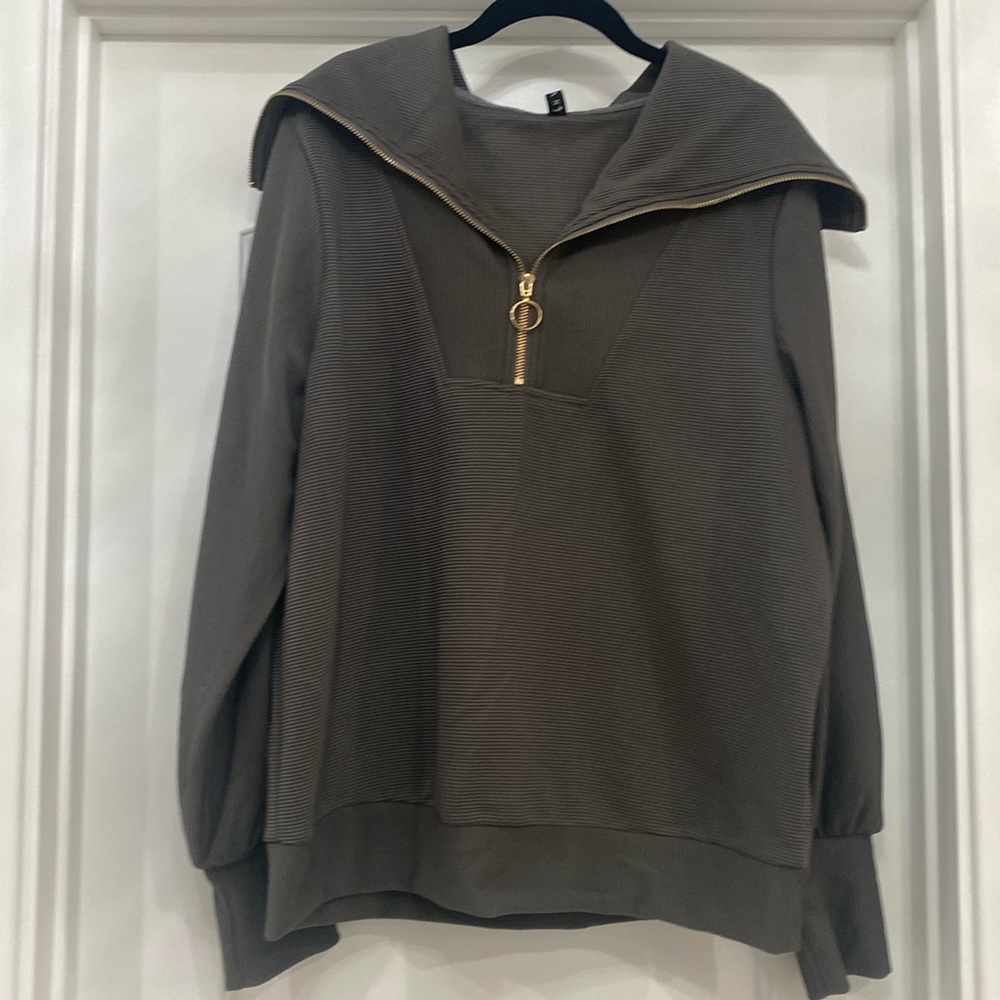 Women’s long sleeve top. Gray. Size Medium